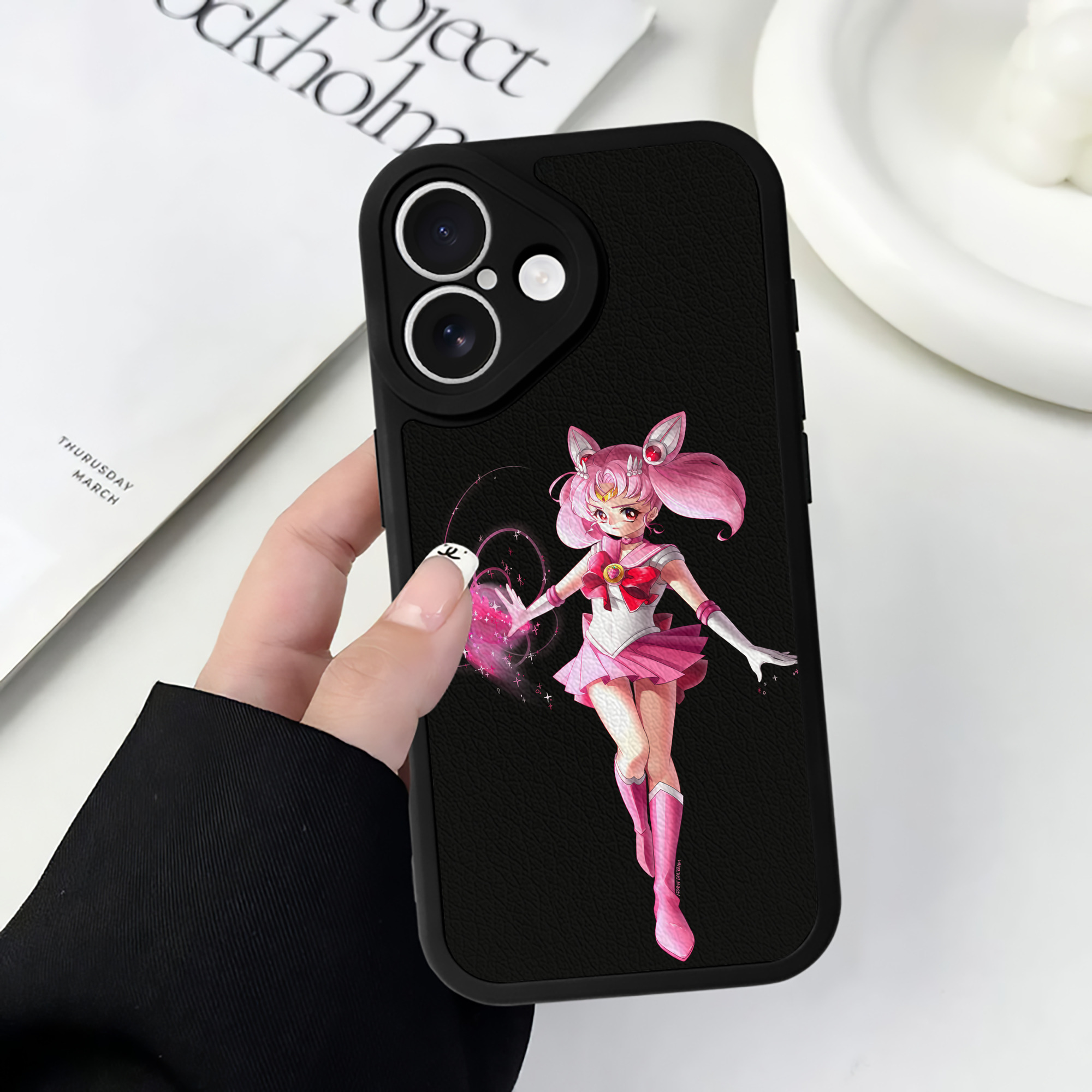 （画像用） 美少女戦士セーラームーン ちびうさ Sailor Moon Chibiusa Tsukino Usagi Small Lady Serenity 【iPhone 16シリーズ対応】シリコンスマホケース（レザー調） 材質：シリコン
